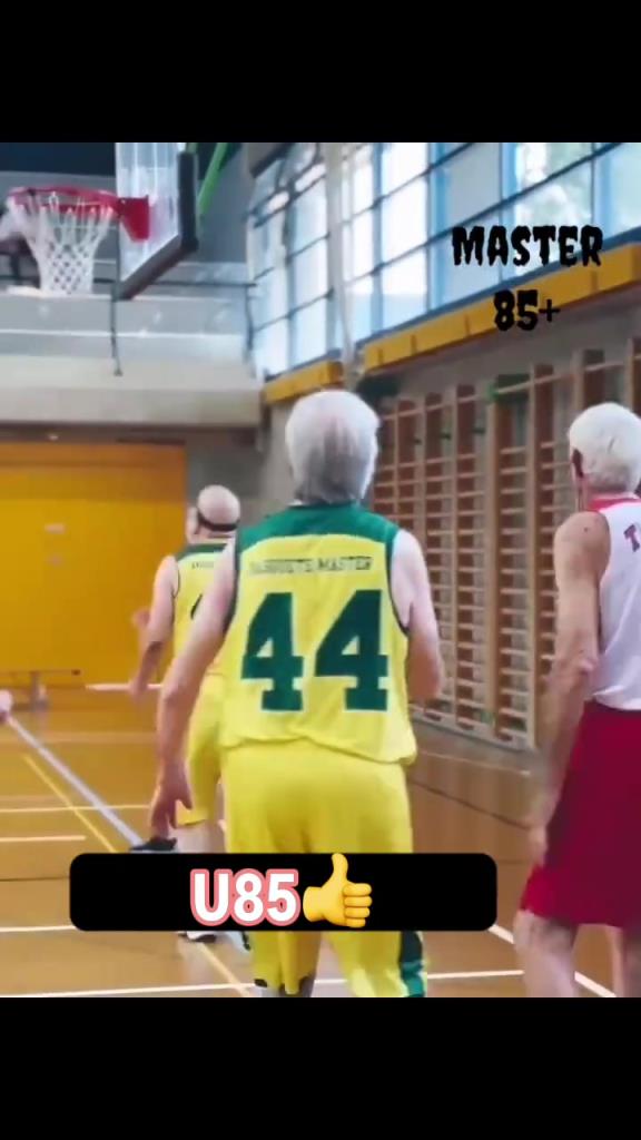 全场最紧张的是门口待命的救护车!U85篮球赛进球全靠手感