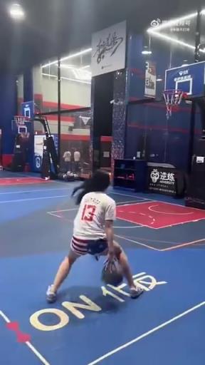 乔治的女球迷,打球也和他本人一样丝滑!