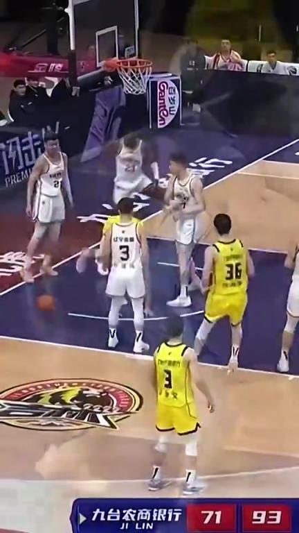 CBA经典名场面!你TM敢瞅我?