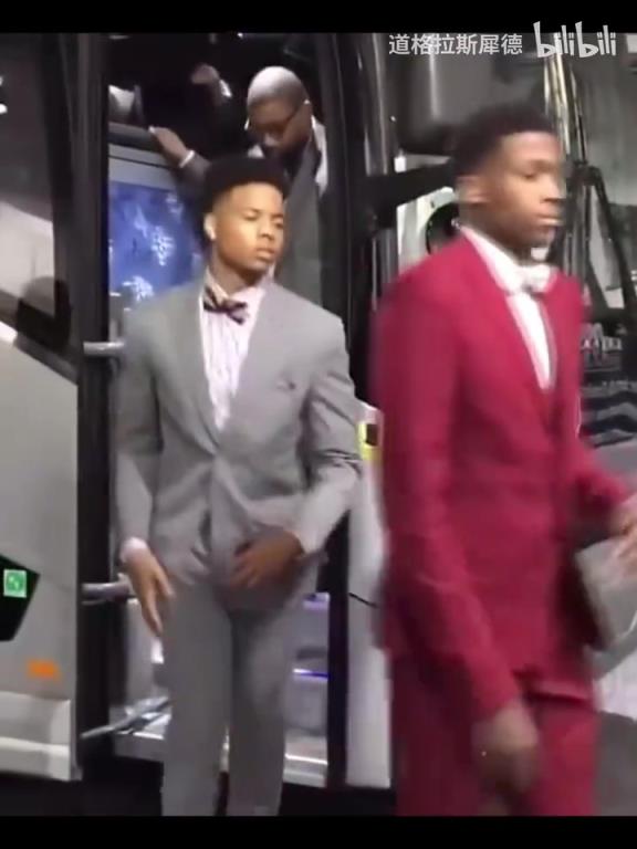 17届选秀!这一届的成材率如何呢?科林斯和米切尔聊的很开心啊!