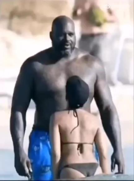 奥尼尔此前和22岁的女友在海边度假,这体型差距也太大了吧!