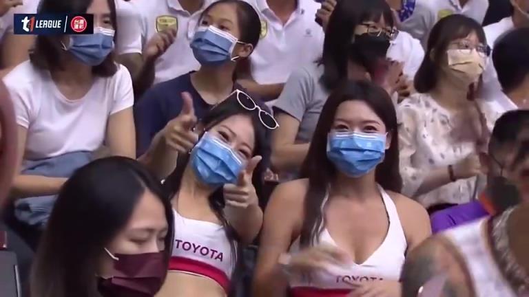 气人!摄影师拍摄场边美女小姐姐,结果被一黄毛抢镜!