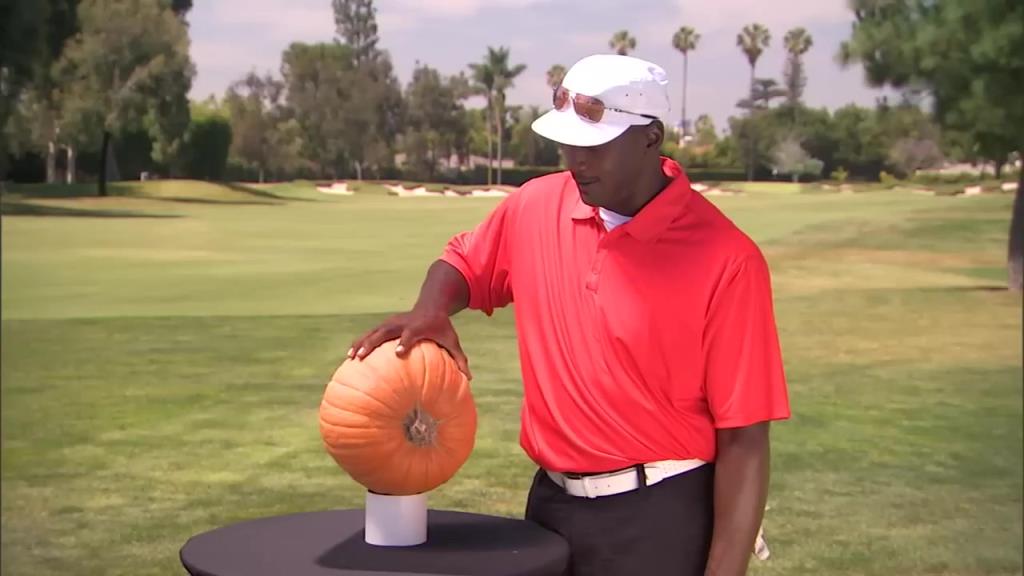 乔丹这大手比小卡的如何?轻松单手抓起一个南瓜!