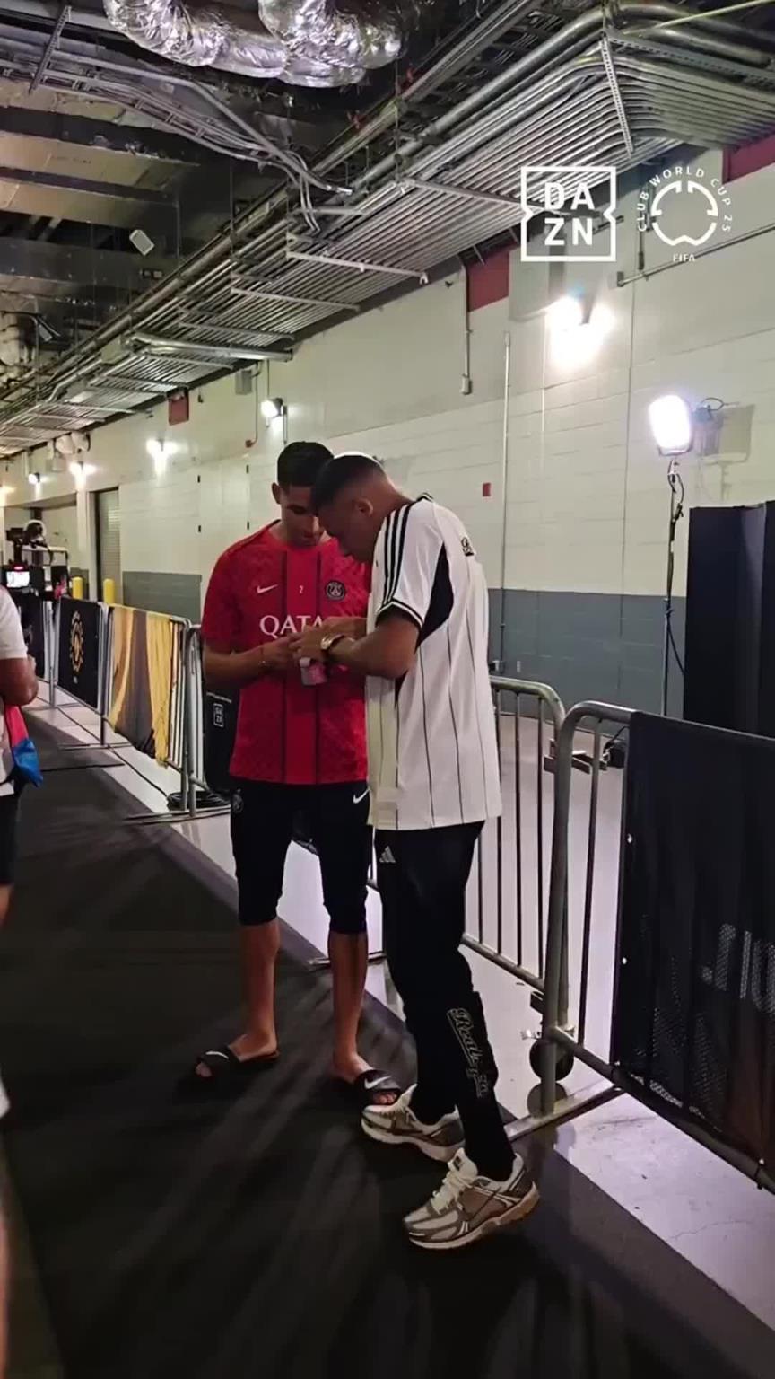 好友赛场相遇,姆巴佩赛前和阿什拉夫聊天+拥抱致意