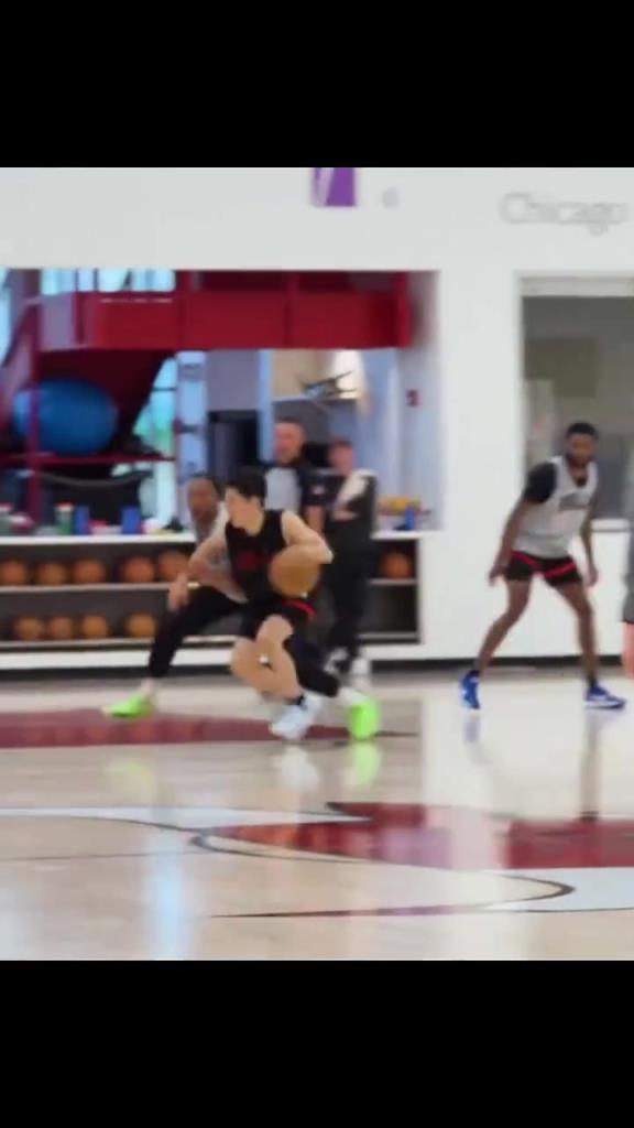 河村勇辉与球队正式完成合练 高难度中投底角三分样样有