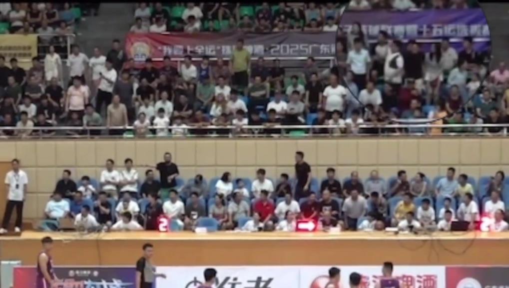 到底什么事需要阳江主场观众扔两次矿泉水瓶...