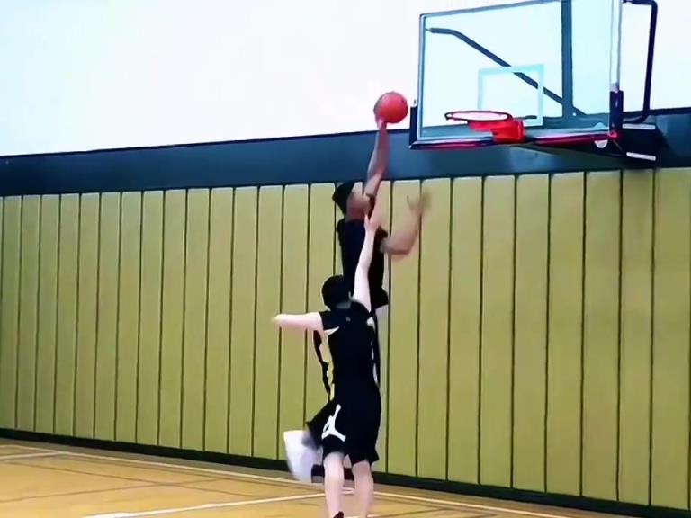 说实话现在要找个机动性比肩阿联的大个子,国内真拎不出来