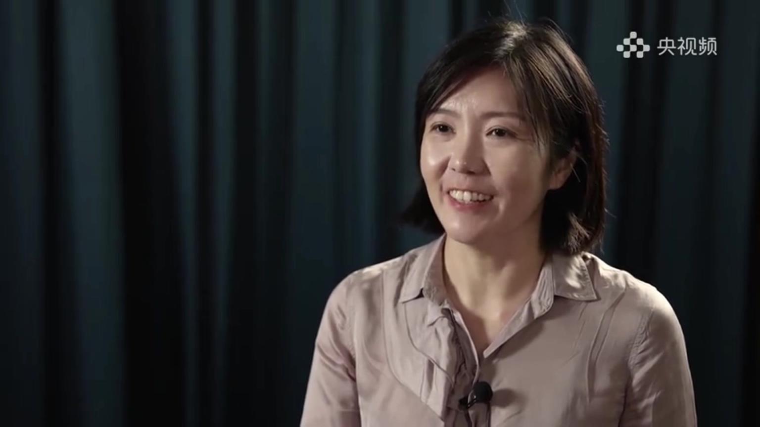 央视:你怎么看待梅西给你洗澡?亚马尔:他有他的传奇,我走自己