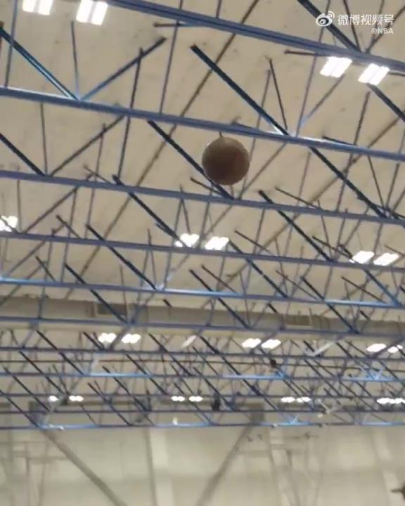 细节!布朗尼跟随训练师针对自己的投篮出手进行调整!