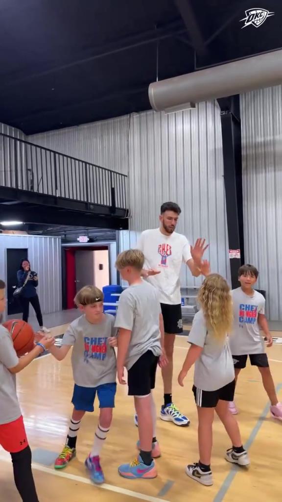 你顶薪你干啥都行!切特戏耍小朋友:去你的篮球梦!