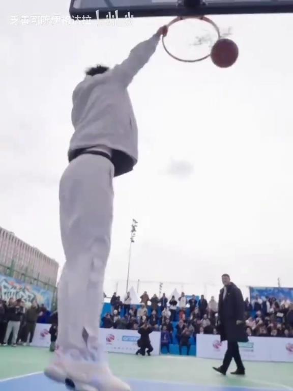 姚明把球传给杨瀚森!多年后这一定会成为名场面!