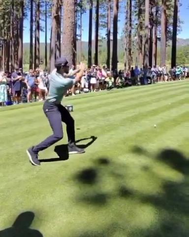 库里击球后模仿詹姆斯的跟随动作：我们欢迎他来打高尔夫