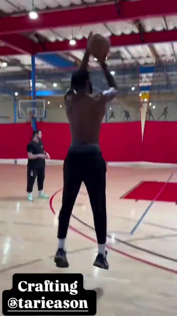 伊森跟随投篮教父辛普利斯训练三分