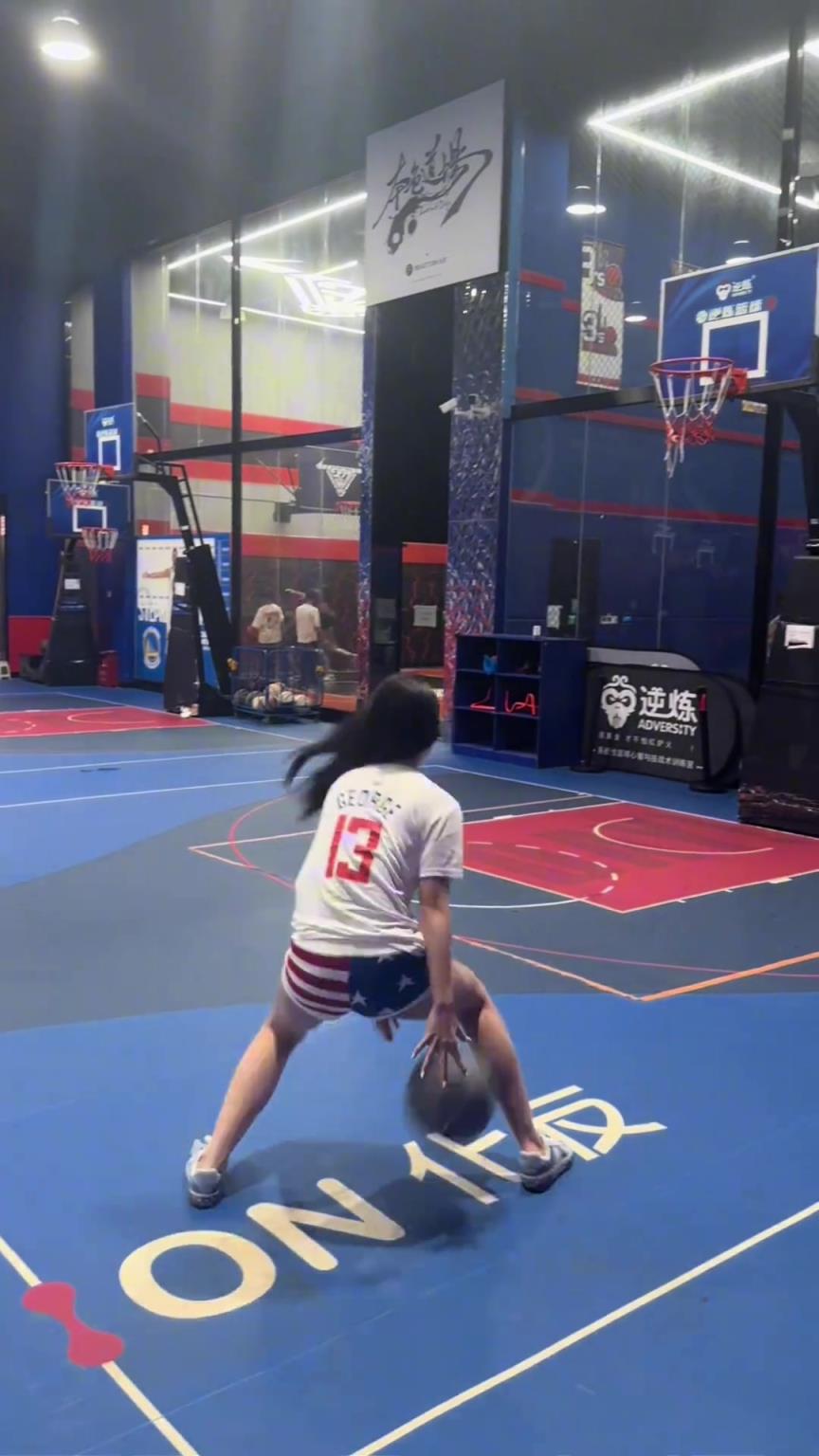 没想到乔治的女球迷居然有这种身材跟实力!