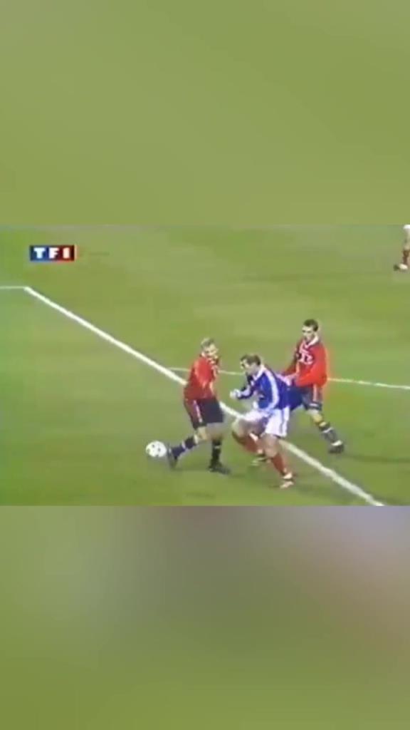 这技术是球粘在脚上了!齐达内自评生涯最牛一球!