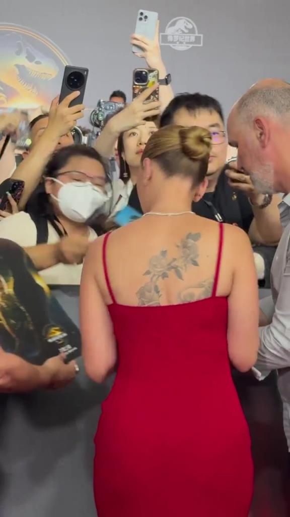 怪不得杜兰特喜欢呢!寡姐的s曲线背影 超性感啊~