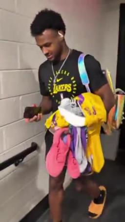 即将对抗状元!湖人主力布朗尼抵达场馆