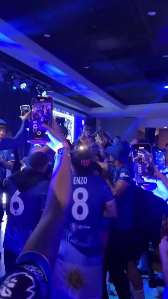 气氛组组长兼Rapper?切尔西夺欧协联庆祝派对,马杜埃凯激情献唱