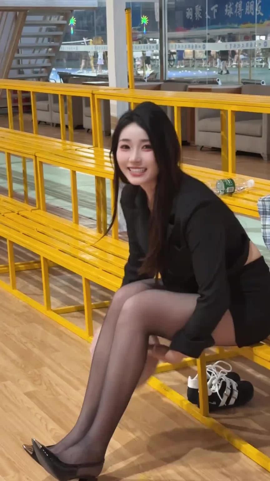 篮球就应该这么打?穿着黑丝高跟打~