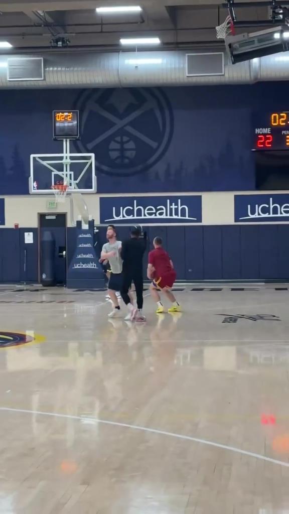 布劳恩都开始练习持球三分了,掘金下赛季得强成什么样?