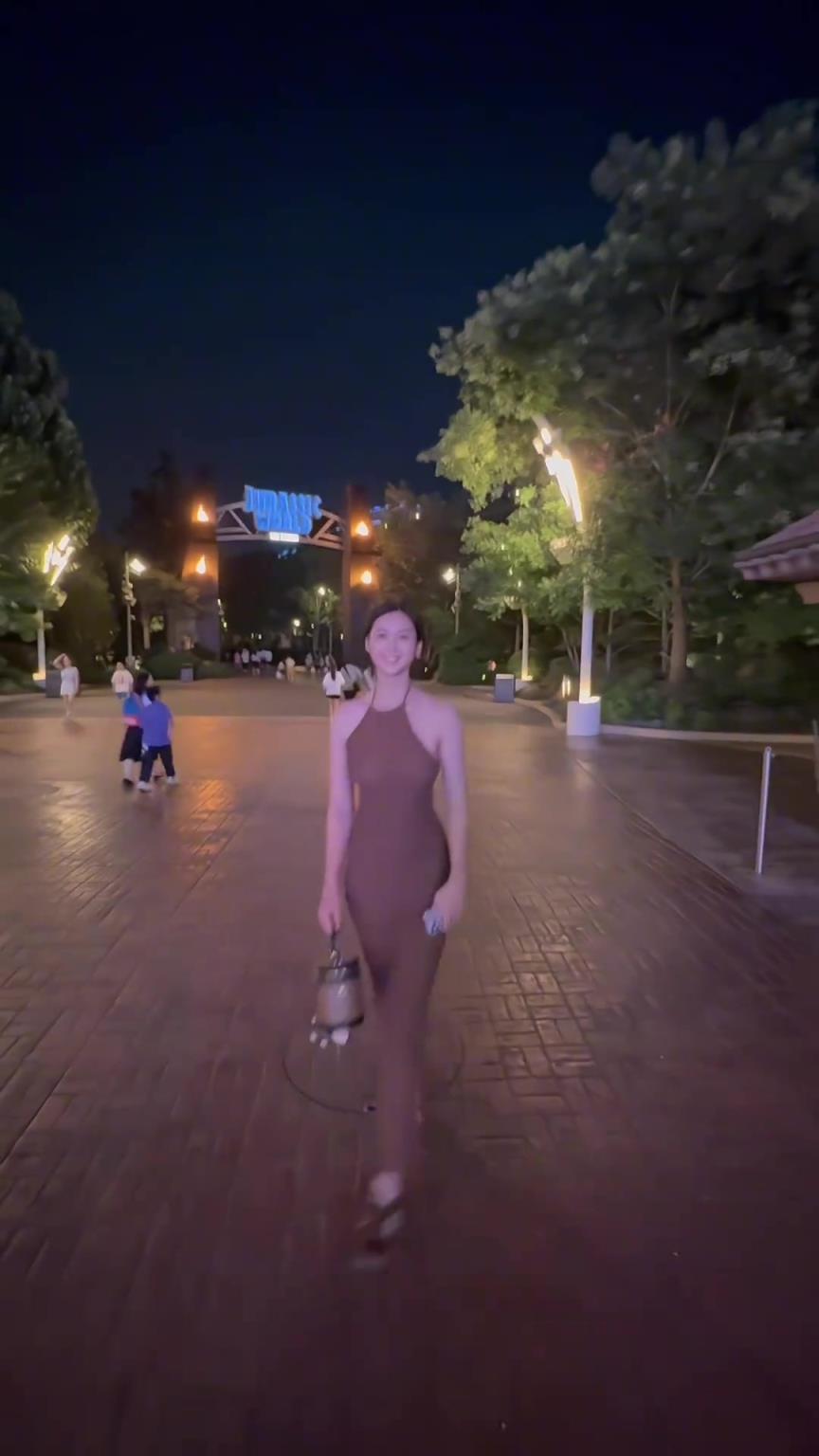 走娱乐圈吧!卓识身穿红色连衣裙,这曲线完美!