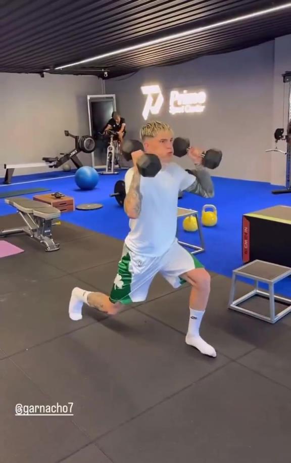 加纳乔更新社媒,正在进行单独的个人训练