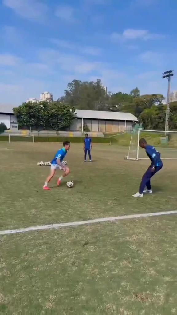 安东尼更新社媒,自己留在巴西进行训练