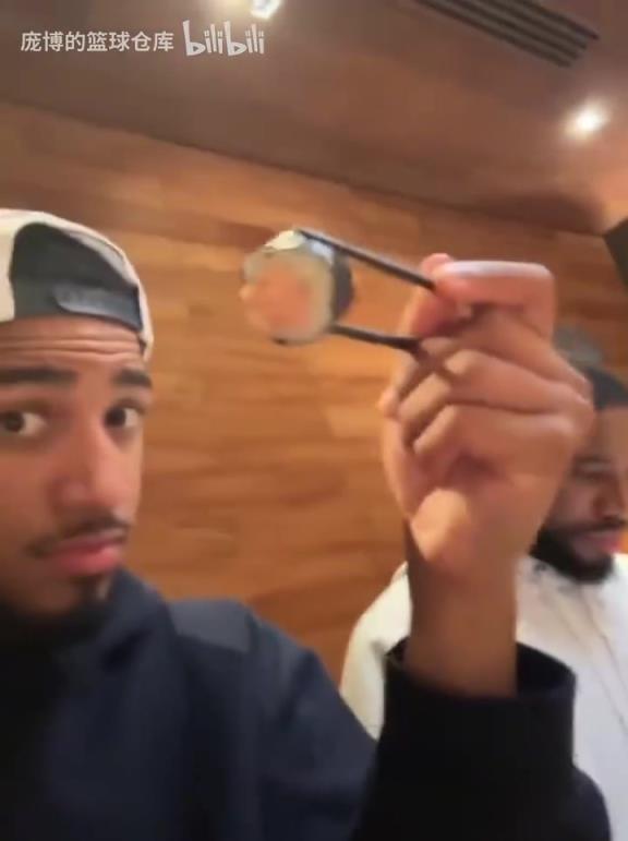 名场面!哈利伯顿一脸享受地品尝食物,但镜头一转的布伦森……