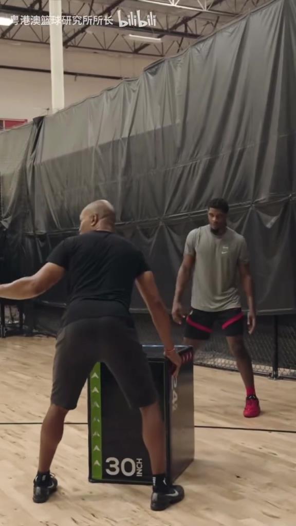 苦练投射!亨德森在费舍尔指导下进行投篮训练!真挺有效啊!