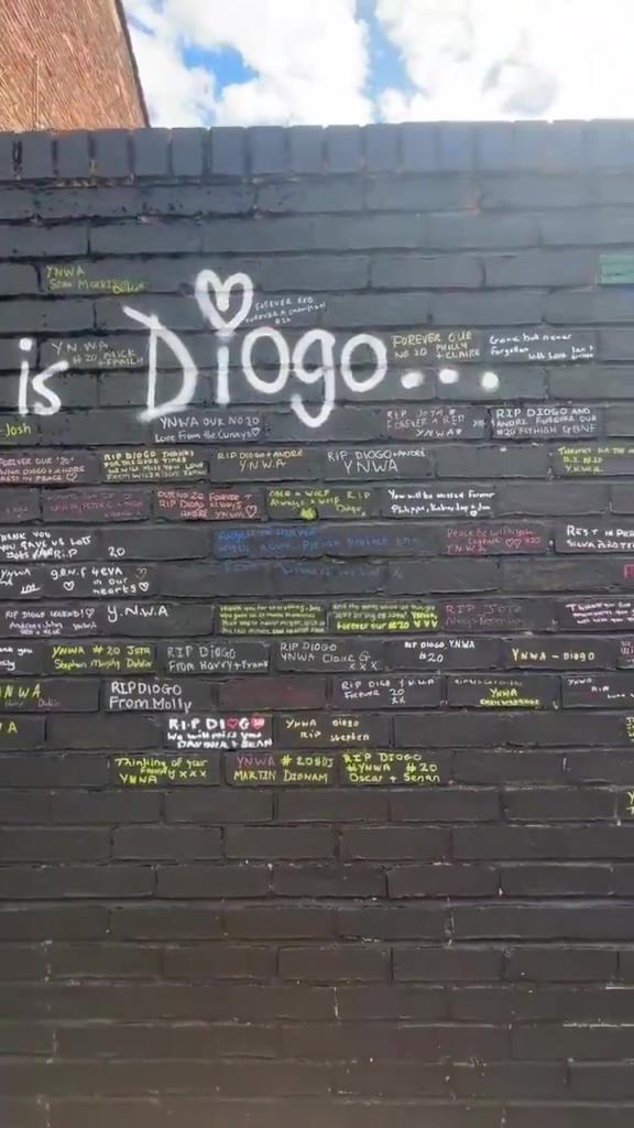 愿天堂也有足球!新的若塔墙在安菲尔德门口!永远是球迷的最爱!