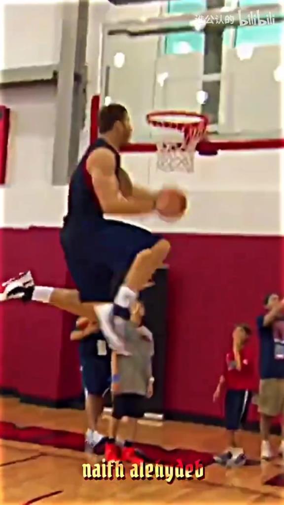 你们以后有扣的更好的!格里芬一扣炸出多少NBA日后的中流砥柱!