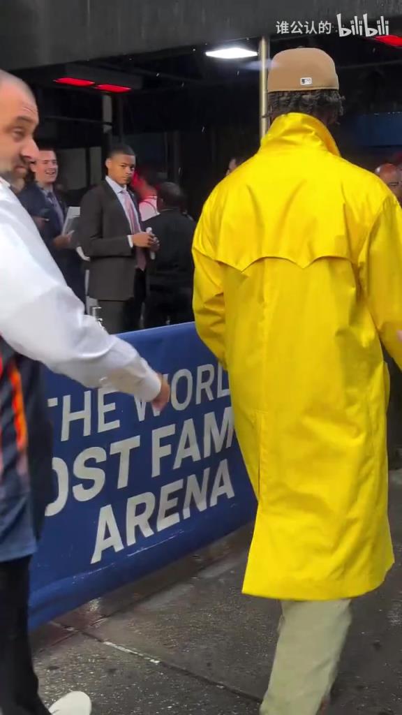 这大哥范儿!名场面:JR会尼克斯主场看球!