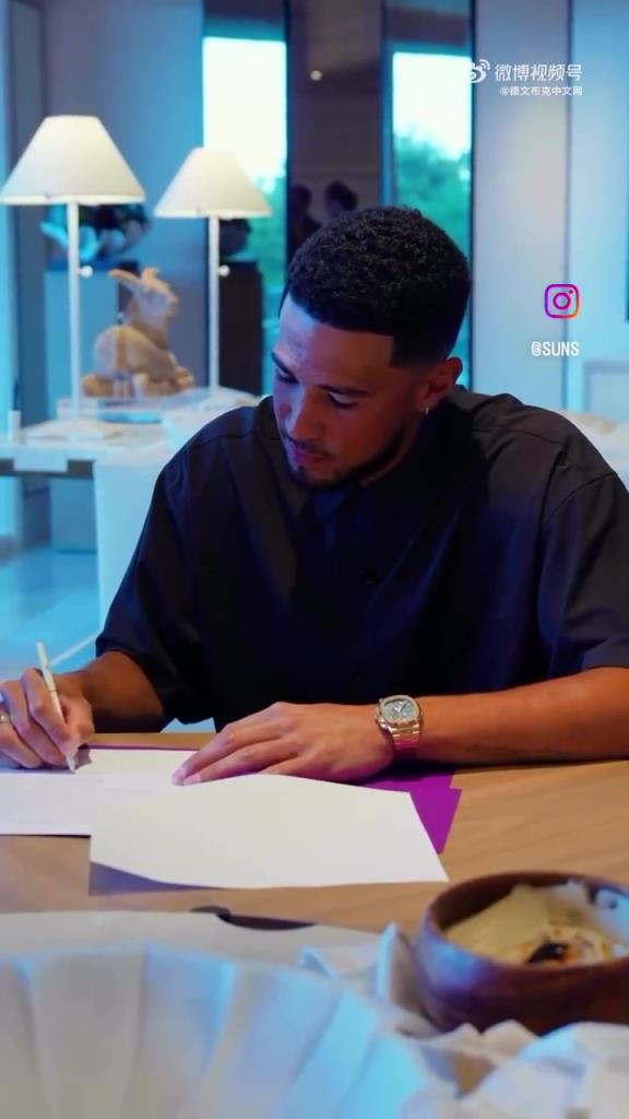 2年1.4亿美元超级顶薪!布克签合同的时候感觉都憋不住笑容了