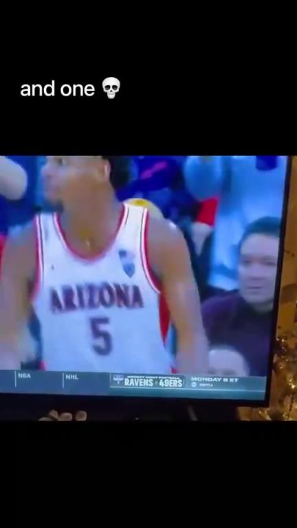 咸猪手!?NCAA球员上篮后,顺手抓了一把啦啦队妹子的胸