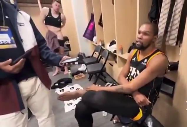 差点走光!杜兰特更衣室接受采访,身后的尤班克斯脱个精光!用毛巾挡住隐私部位