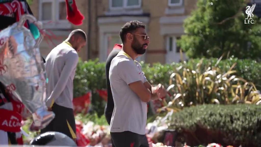 你永不独行!利物浦全队在安菲尔德场外缅怀若塔兄弟!