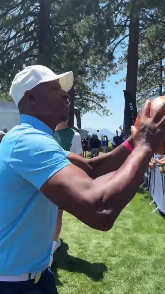 还是宝刀未老啊!卡特&雷阿伦和希尔在高尔夫活动现场投篮~