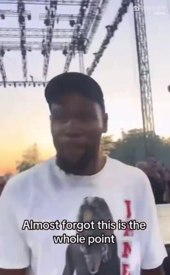 气质无敌!杜兰特现身Drake演唱会,并和其互动