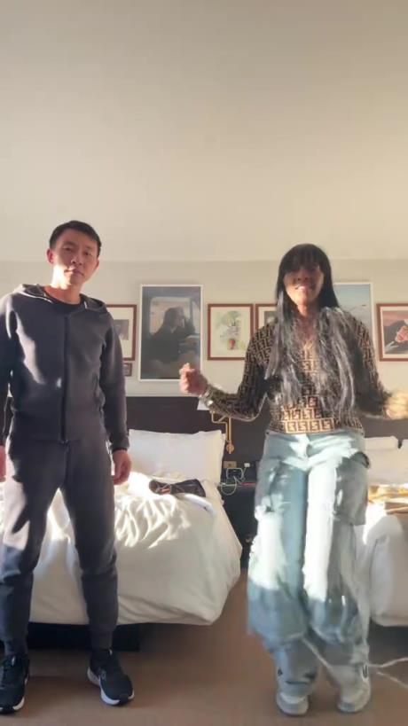 朱正与家人尬舞!网友感慨:一半中国基因都这么强,是纯血该多强