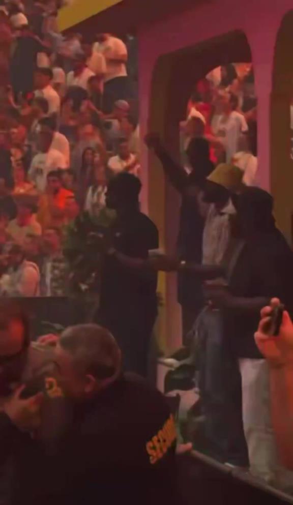 无惧离队流言!詹姆斯现身Bad Bunny音乐会,激情热舞