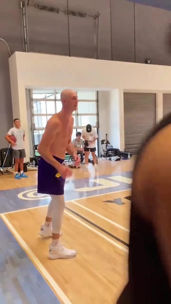 持续进步!休赛期卡鲁索与好友一起训练