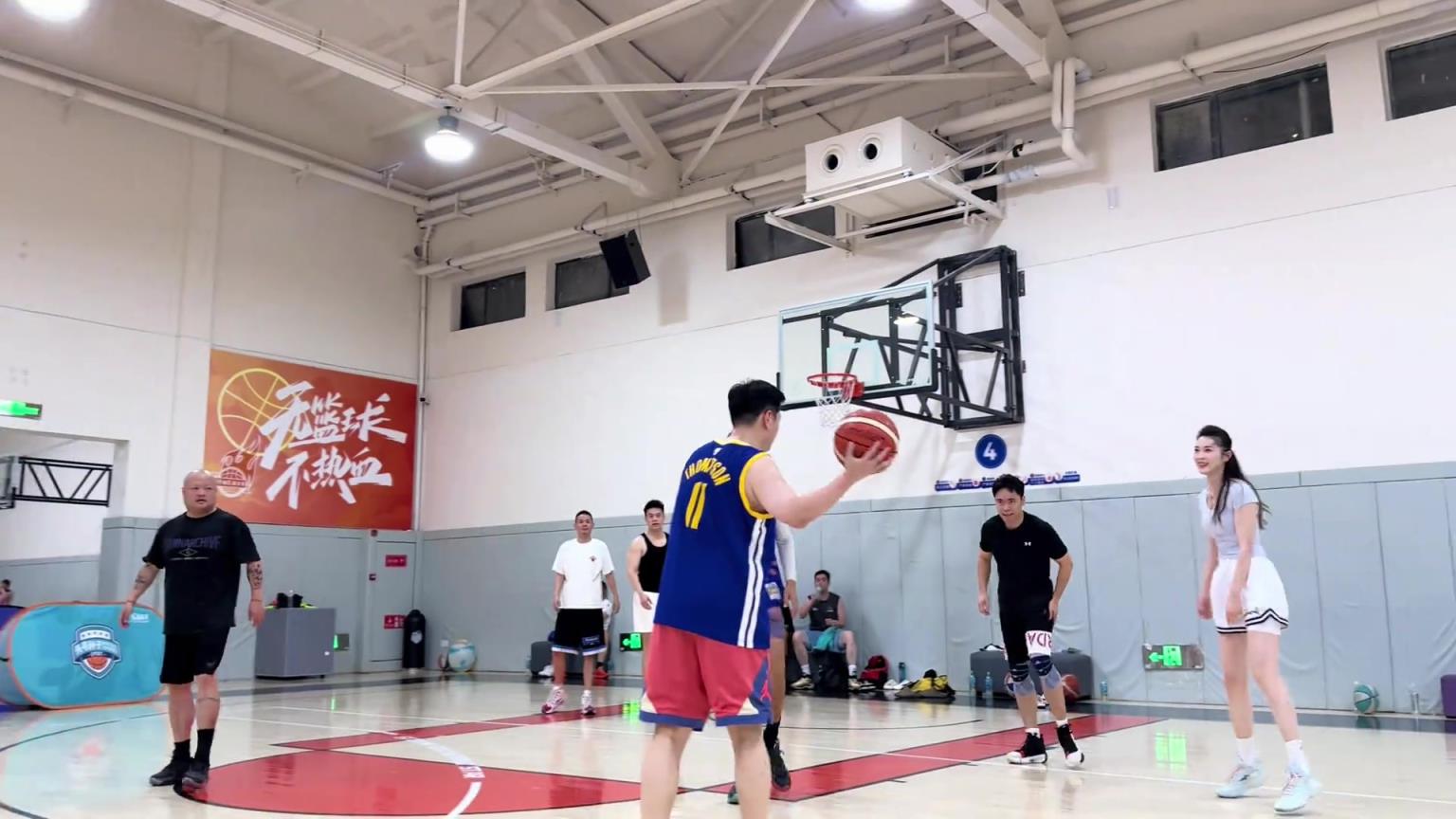 进步很快!小姐姐晒视频:学打球的第七月 享受篮球带来快乐