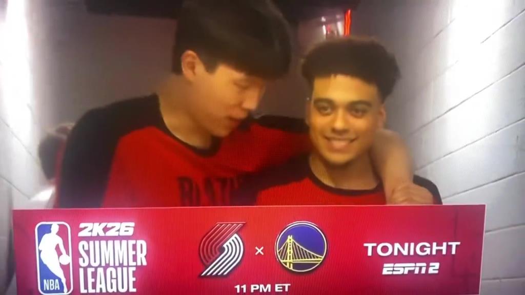 状态看上去十分轻松!杨瀚森赛前搂着队友有说有笑