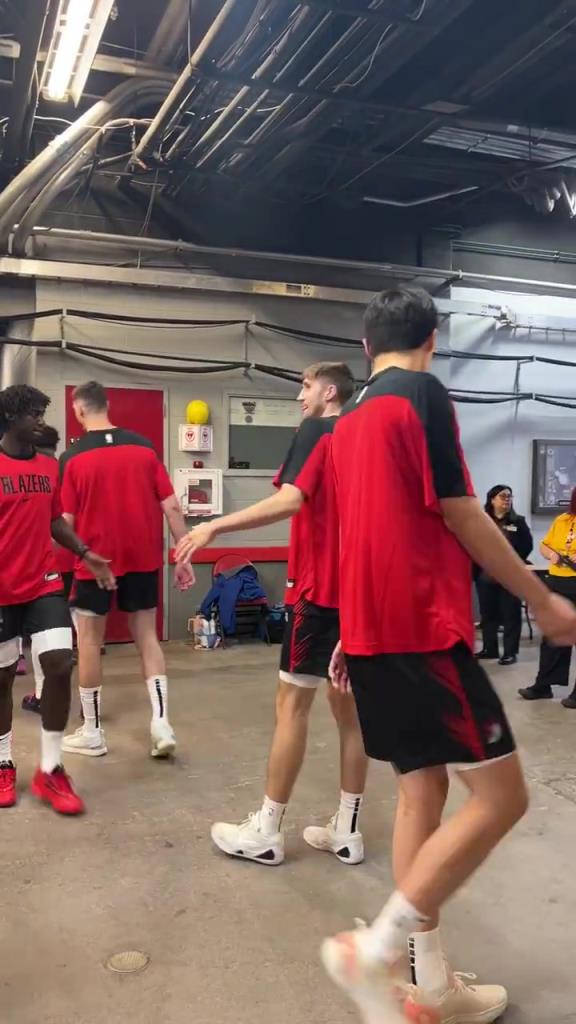 杨瀚森和队友们准备入场!看起来身材比所有人都高大得多!