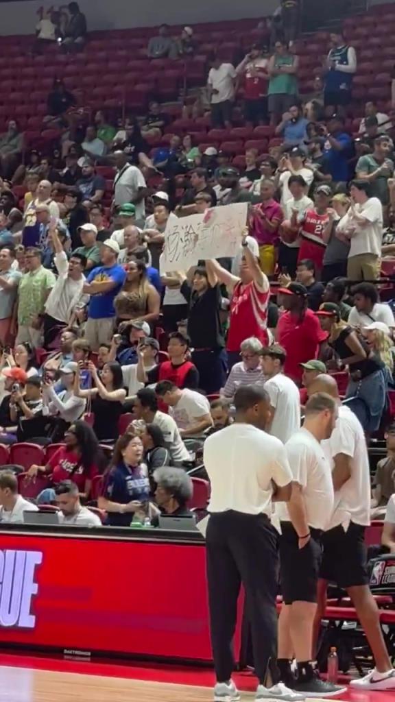 杨瀚森在夏季联赛首次亮相,现场观众一片欢呼雀跃!