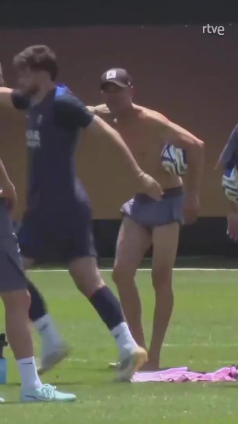 谁家教练训练的时候全裸啊!身材保持的还不错!