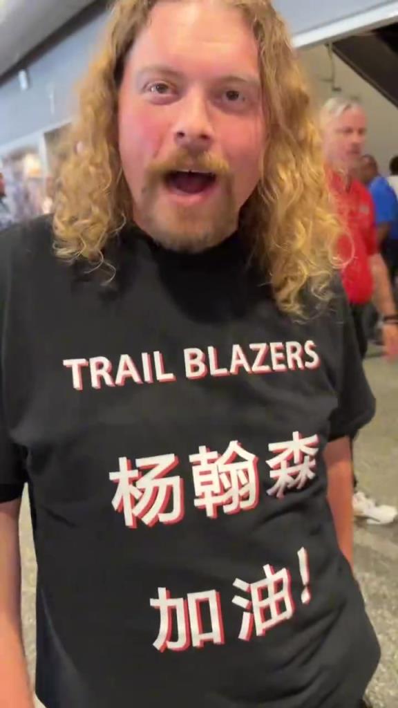 在美国人气也很高!开拓者球迷身穿“杨瀚森加油”T恤来到现场