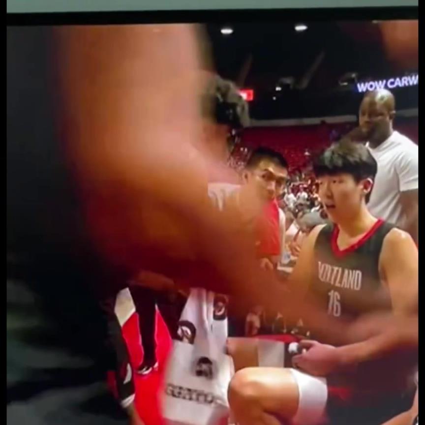 懂事儿!开拓者小后卫卡顿最后一攻浪投,下场后找杨瀚森握手道歉