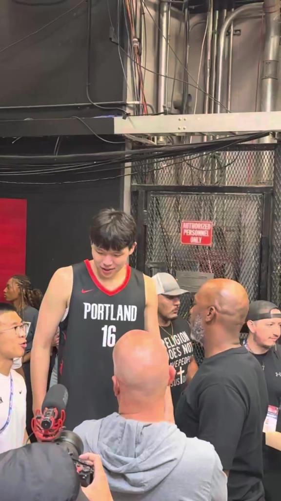 下赛季你打主力!杨瀚森赛后与主教练比卢普斯在球员通道交谈!