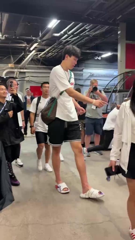 优质偶像!杨瀚森赛后在球员通道内,给小朋友签名!